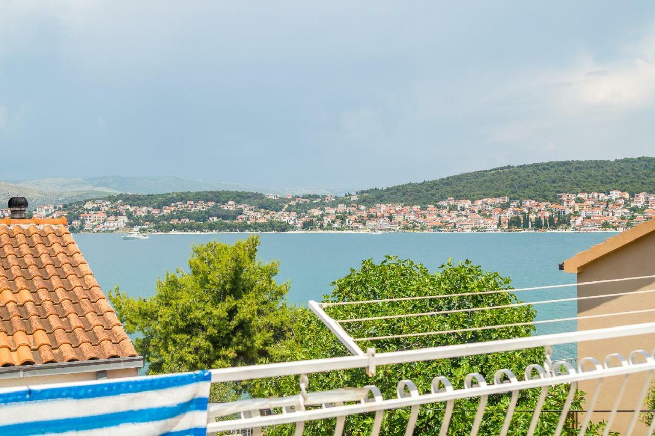 Apartment "On The Beach" Trogir Exterior photo