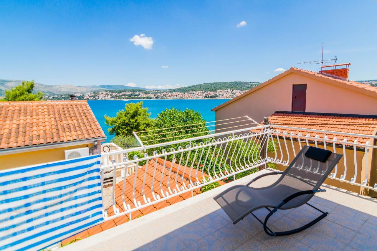 Apartment "On The Beach" Trogir Exterior photo