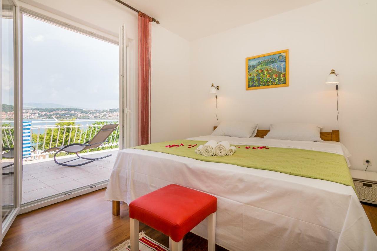 Apartment "On The Beach" Trogir Exterior photo
