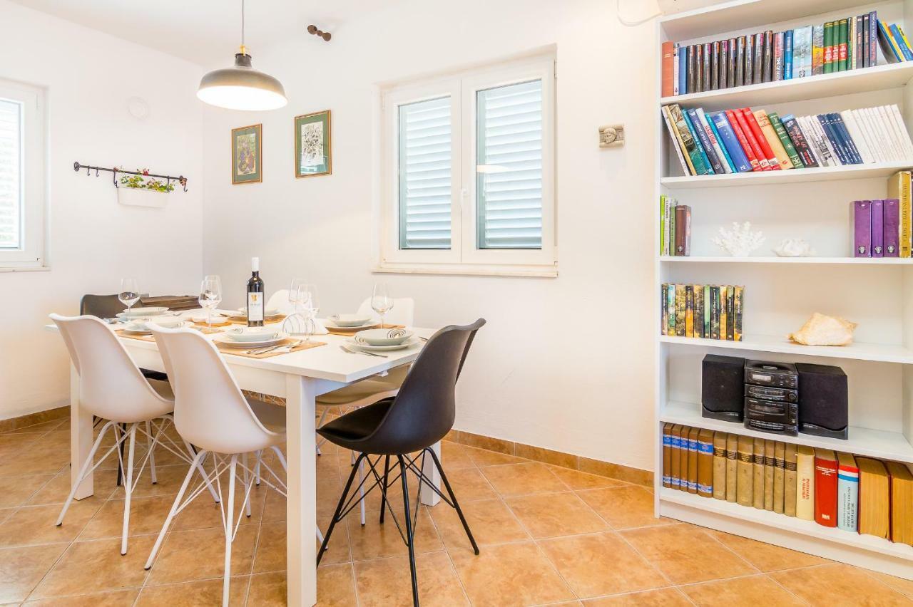 Apartment "On The Beach" Trogir Exterior photo