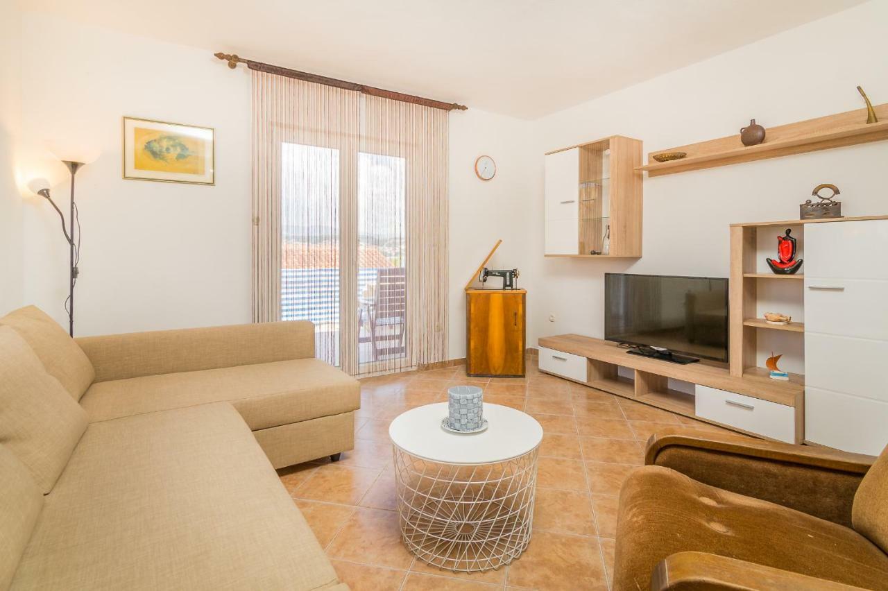 Apartment "On The Beach" Trogir Exterior photo
