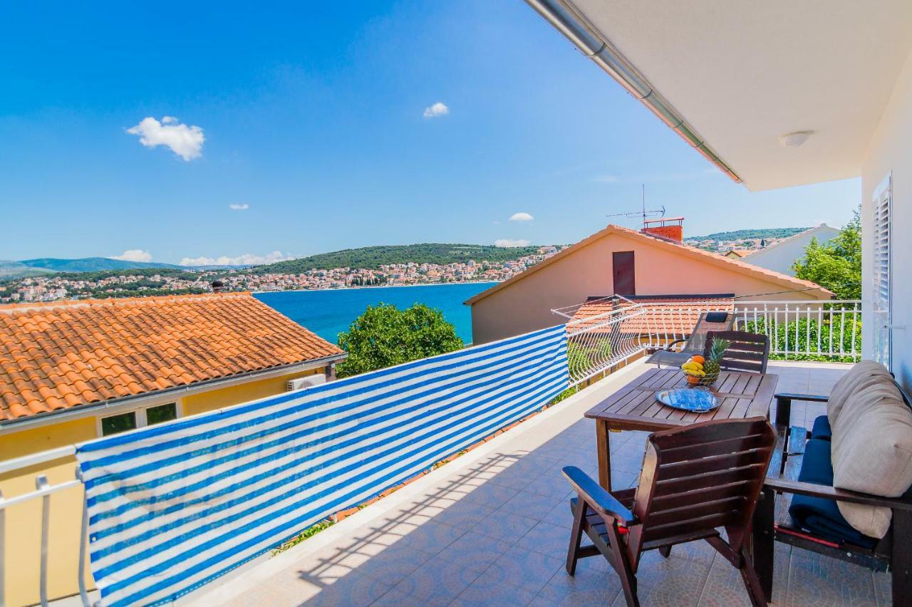 Apartment "On The Beach" Trogir Exterior photo