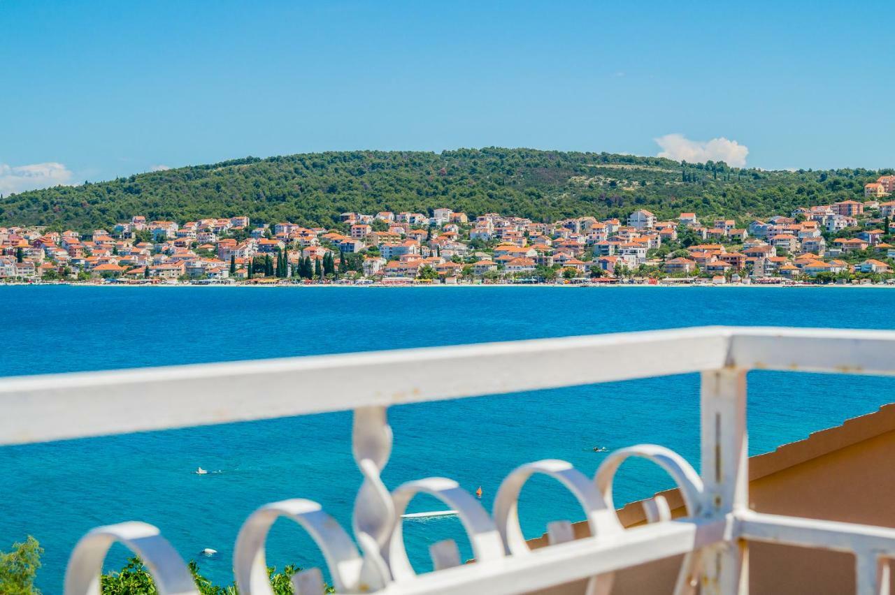 Apartment "On The Beach" Trogir Exterior photo