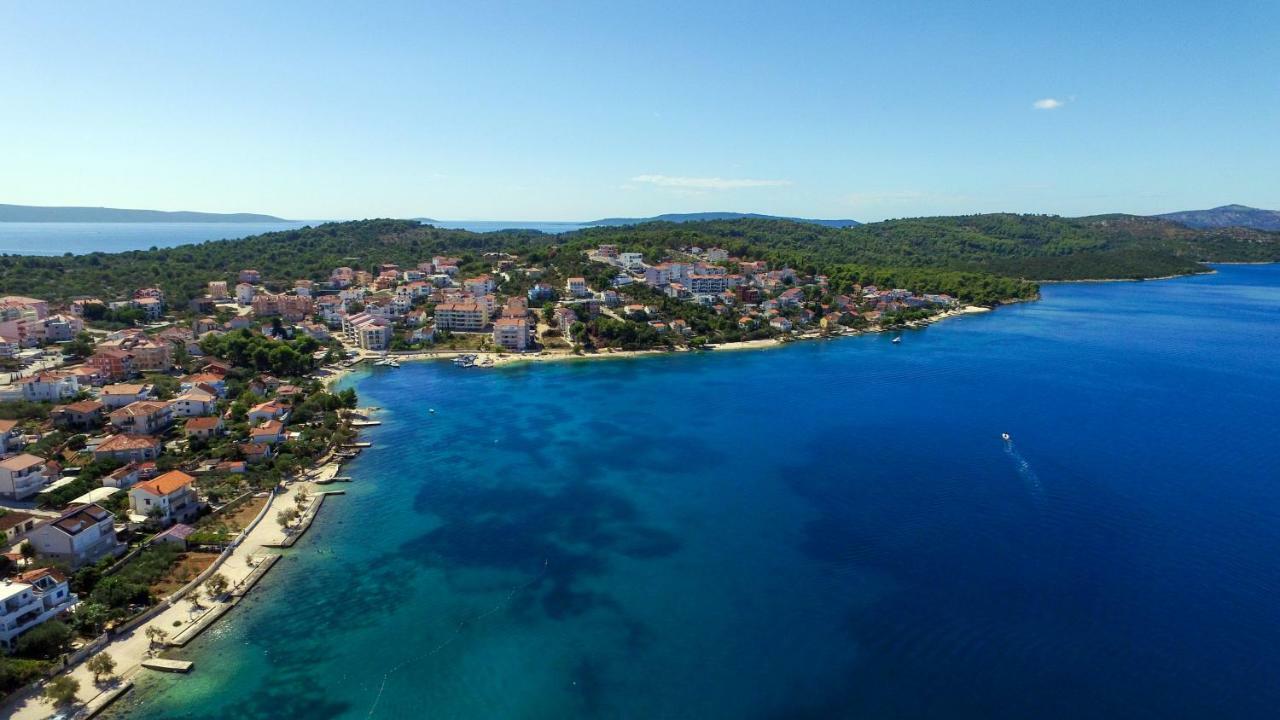 Apartment "On The Beach" Trogir Exterior photo