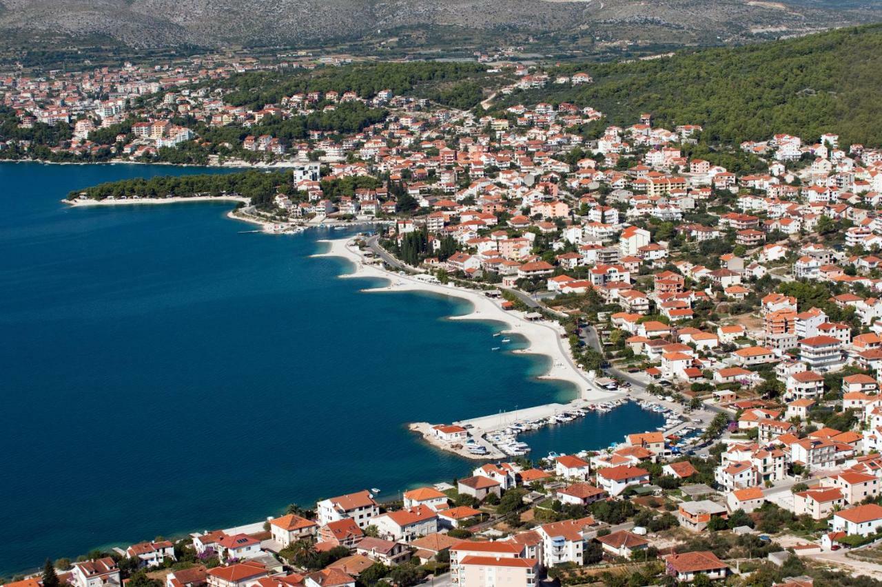 Apartment "On The Beach" Trogir Exterior photo
